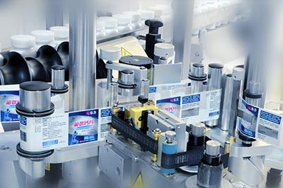 垂直輥子鏈?zhǔn)酱髨A瓶智能貼標(biāo)機