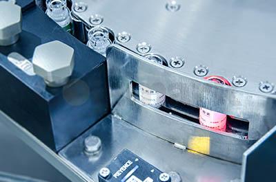 高速回轉(zhuǎn)立式圓瓶智能貼標(biāo)機(jī)