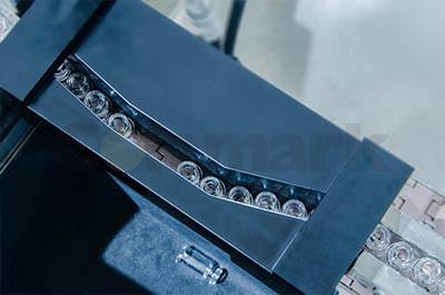 高速回轉(zhuǎn)立式圓瓶智能貼標(biāo)機(jī)