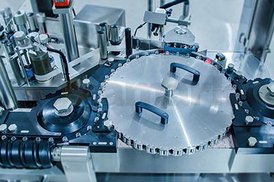 高速回轉(zhuǎn)立式圓瓶智能貼標(biāo)機(jī)