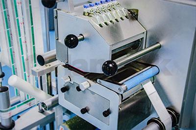 標簽卷自動拼接裝置