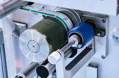 標(biāo)簽卷自動拼接裝置