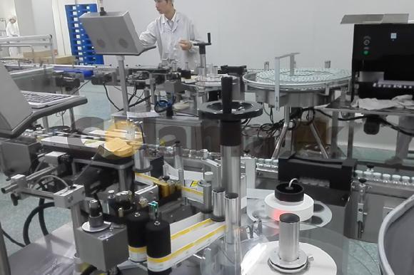 達爾嘉立式小圓瓶貼標機應用于深圳一家制藥企業(yè)生產線