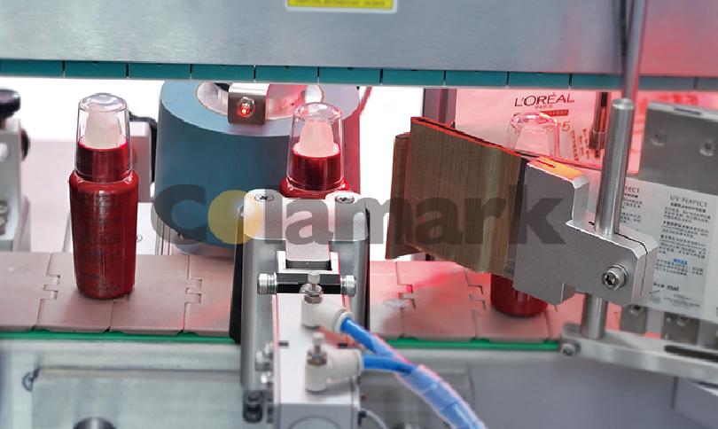 達爾嘉小錐形瓶雙側(cè)面貼標(biāo)機+圓瓶定位貼標(biāo)機