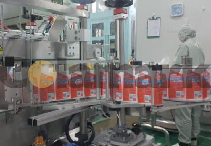 達(dá)爾嘉雙側(cè)面貼標(biāo)機(jī)在某吹瓶廠的現(xiàn)場調(diào)試情況